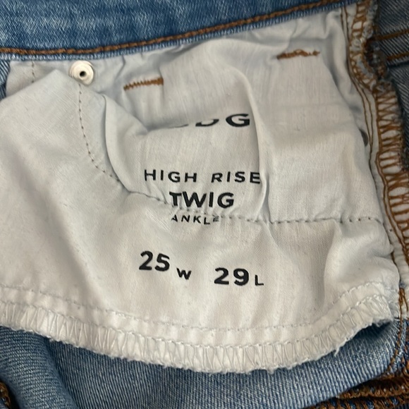 BDG Jeans with ripped knees. - Picture 5 of 5